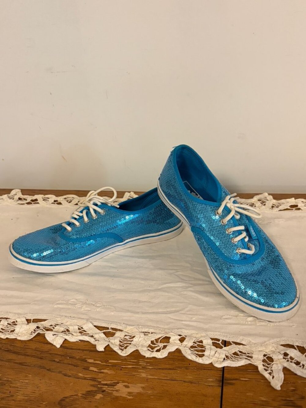 Van's Women's Size 7 Lo Pro Sequined Lace Up Sneakers. Turquoise.